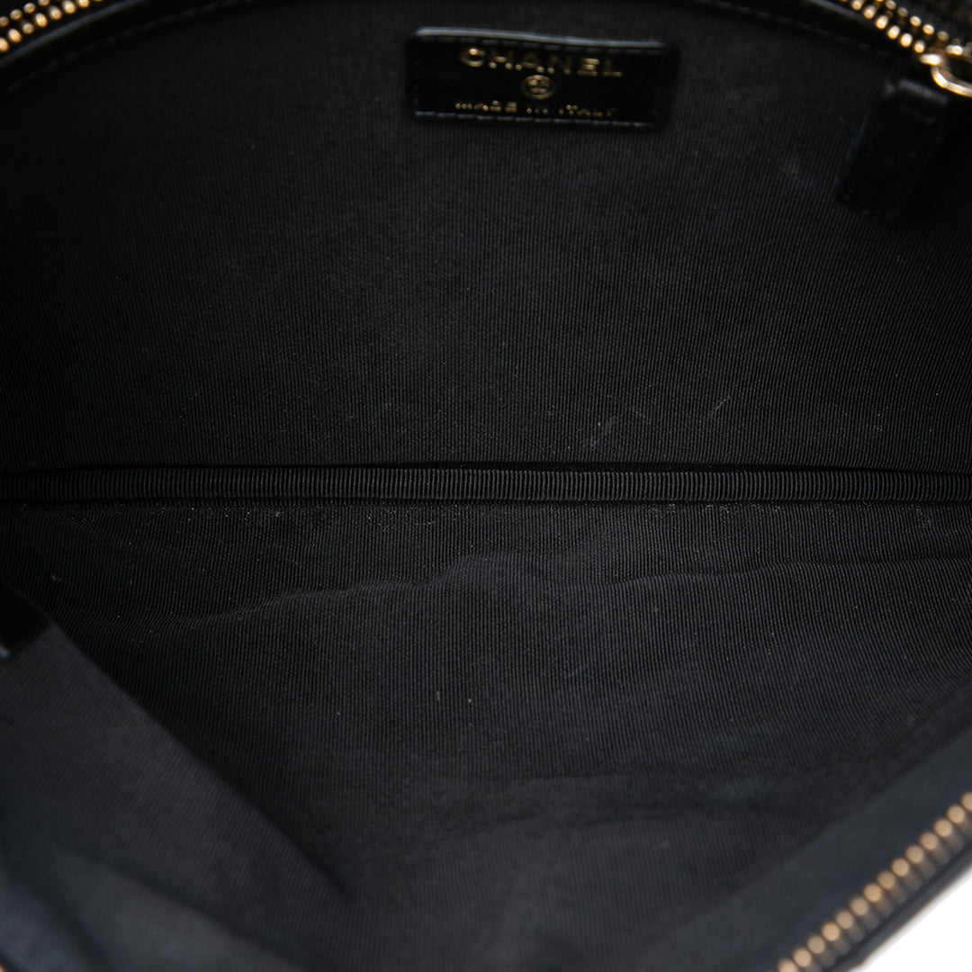 CC embossé Camellia No 5 O Étui Pochette Moyen Cuir d'agneau Noir