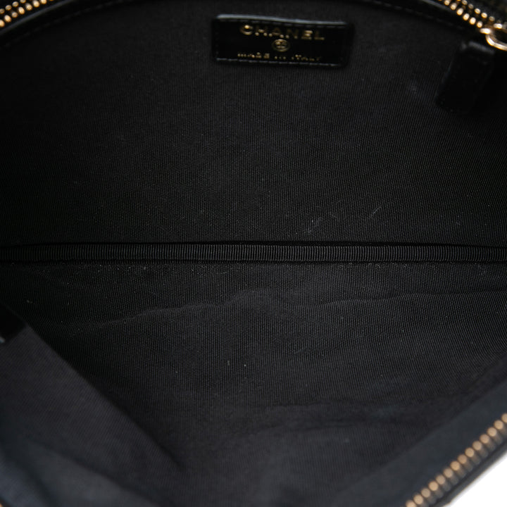 CC embossé Camellia No 5 O Étui Pochette Moyen Cuir d'agneau Noir