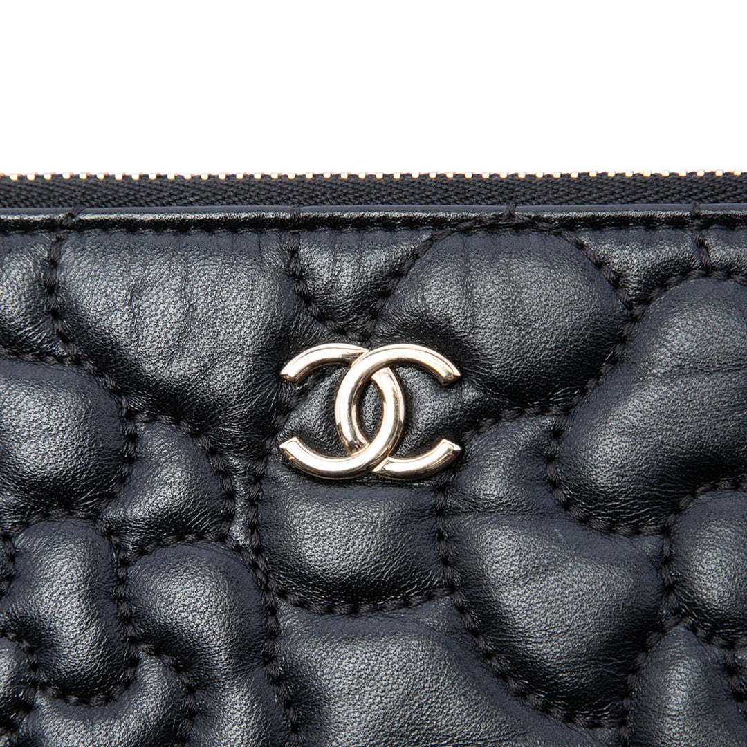 CC embossé Camellia No 5 O Étui Pochette Moyen Cuir d'agneau Noir