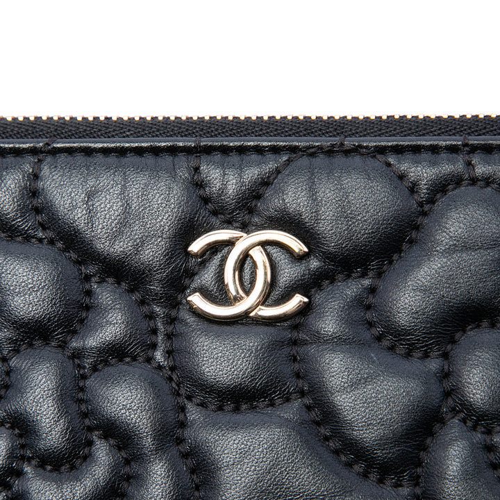 CC embossé Camellia No 5 O Étui Pochette Moyen Cuir d'agneau Noir