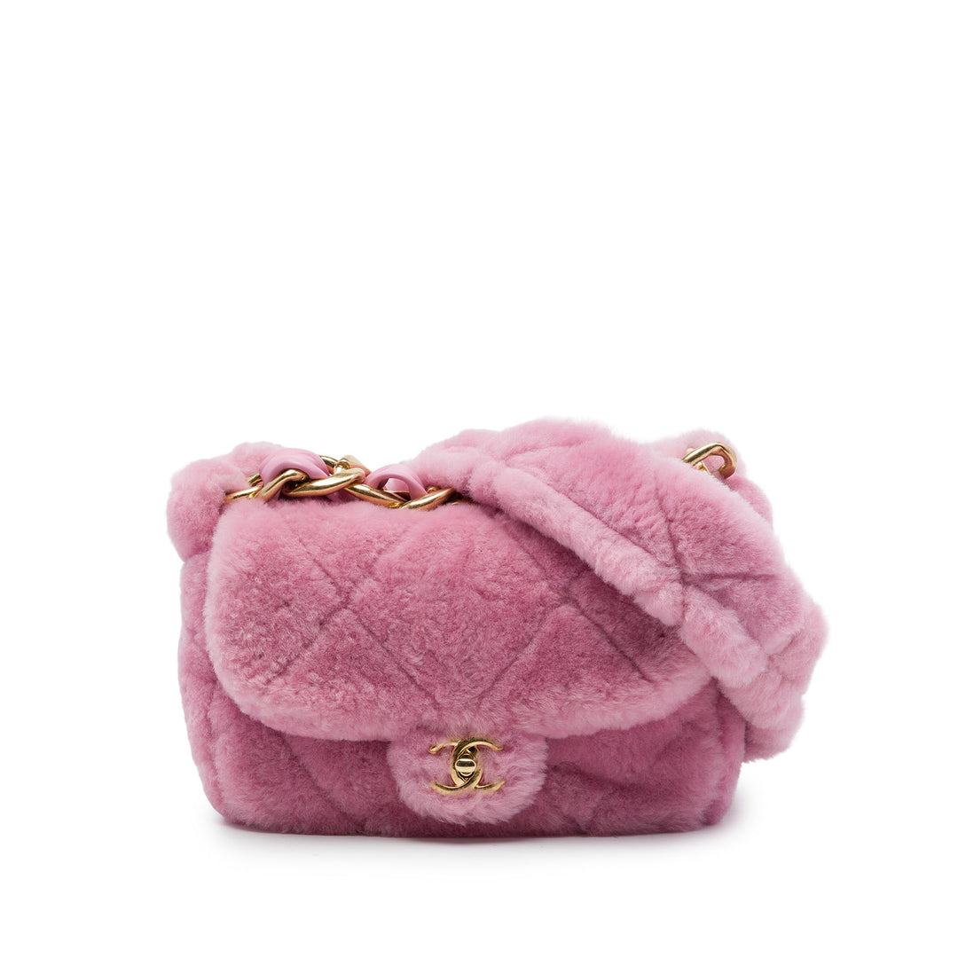 Chanel Sac à main Matelassé Shearling Coconing Rabat simple Matière naturelle Rose – vue principale – GABY PARIS