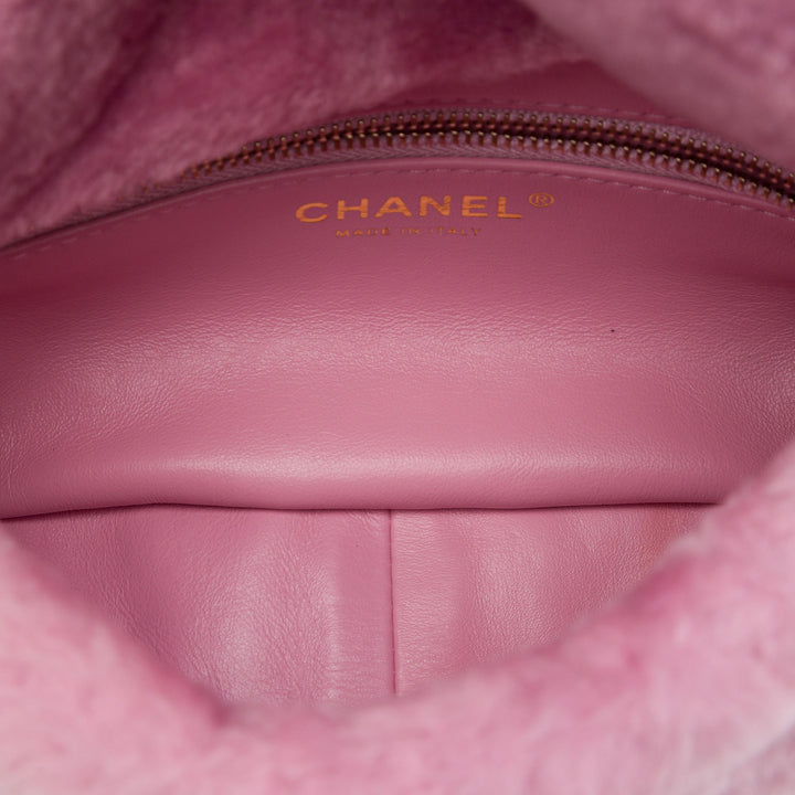 Chanel Sac à main Matelassé Shearling Coconing Rabat simple Matière naturelle Rose – vue 4 – GABY PARIS