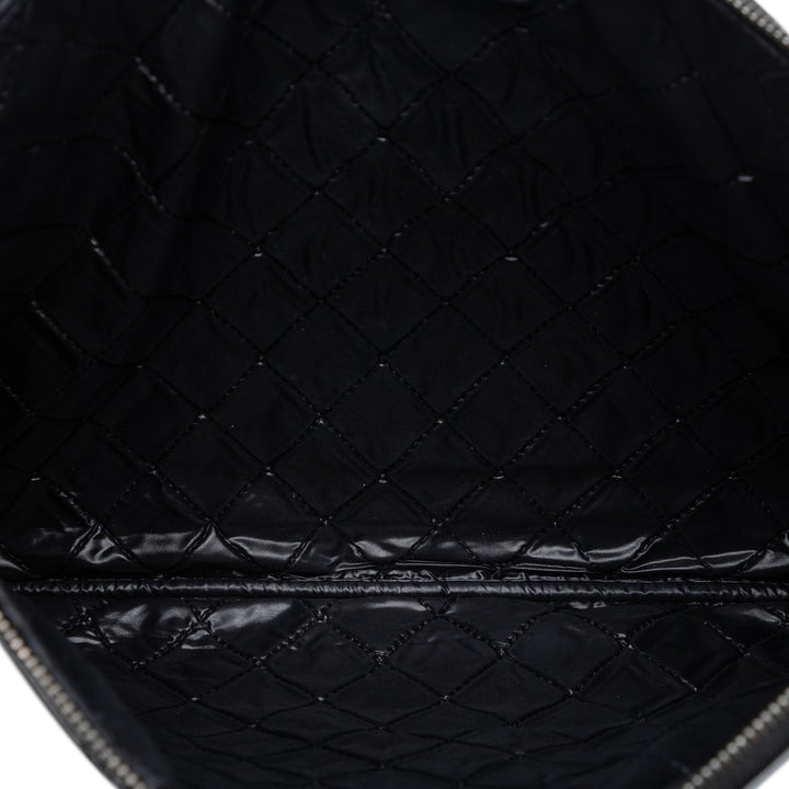 Chanel Large Matelassé Cuir verni O Étui Pochette