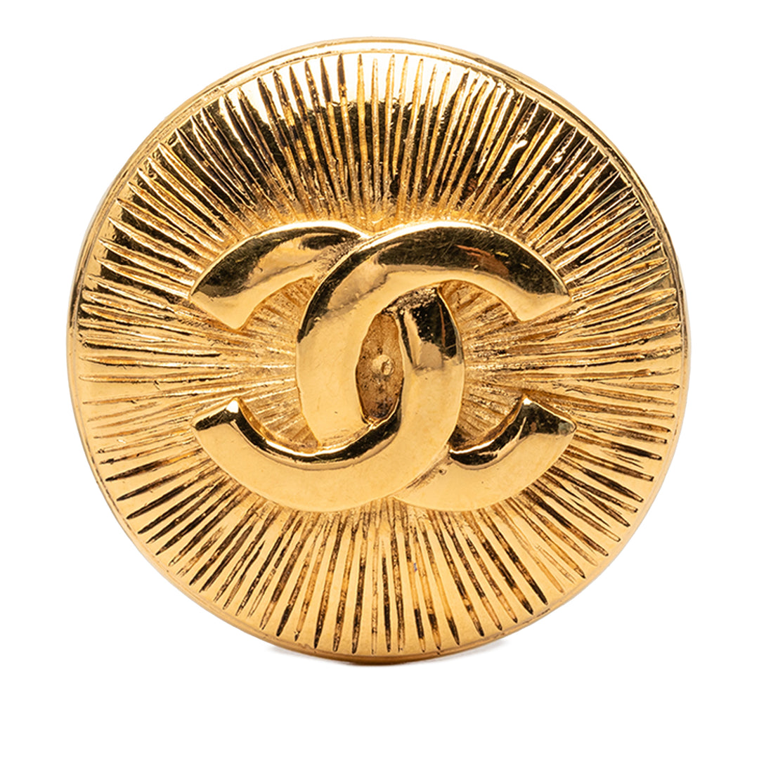 Chanel CC plaqué Rond Sunburst Broche Doré – vue principale – GABY PARIS