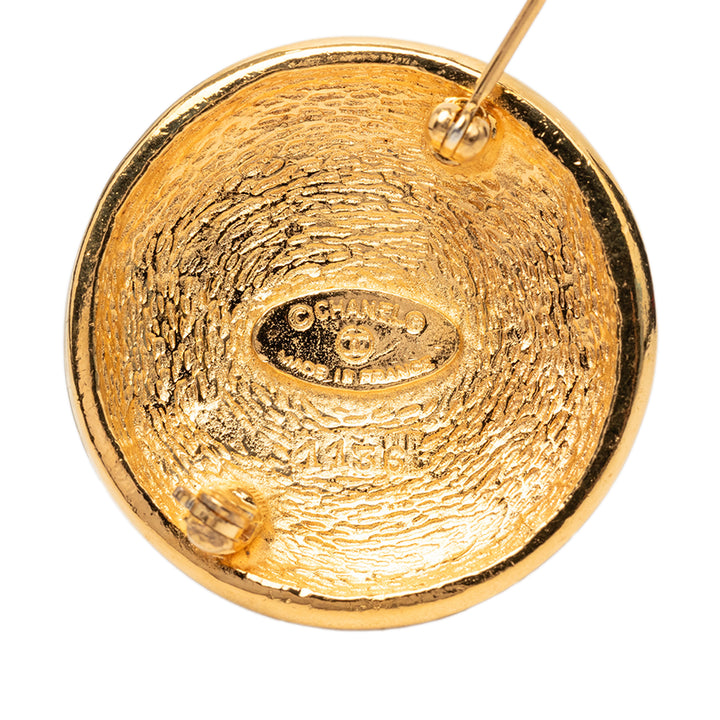 Chanel CC plaqué Rond Sunburst Broche Doré – vue 3 – GABY PARIS