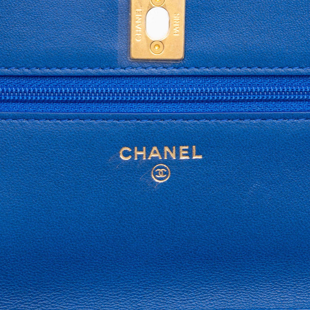 Chanel CC Matelassé Perle Crush Wallet on Chain Cuir d'agneau Bleu – vue 5 – GABY PARIS
