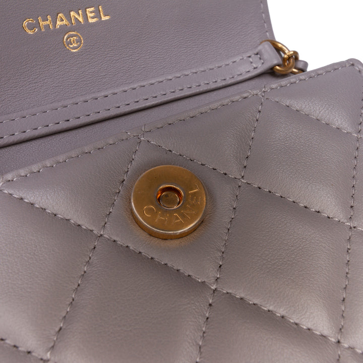 Chanel Mini Cuir d’agneau Pearl Crush Pochette On Chain Gris – GABY PARIS Authentique