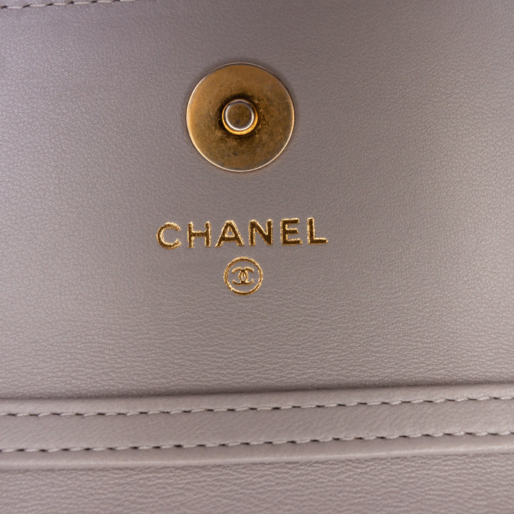 Chanel Mini Cuir d’agneau Pearl Crush Pochette On Chain Gris – GABY PARIS Authentique