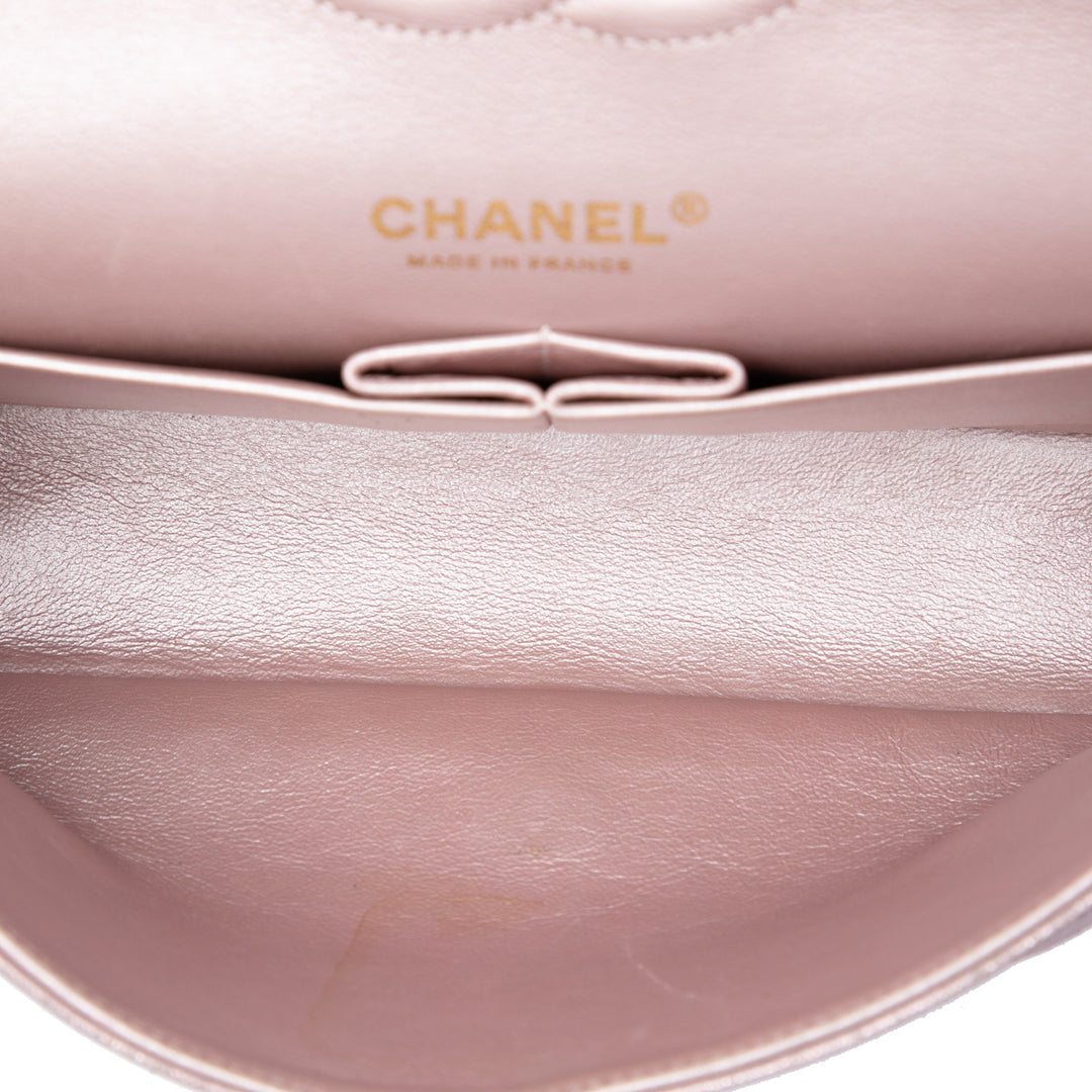 Chanel Classic Irisé Double rabat Moyen Cuir d'agneau Rose – vue 4 – GABY PARIS