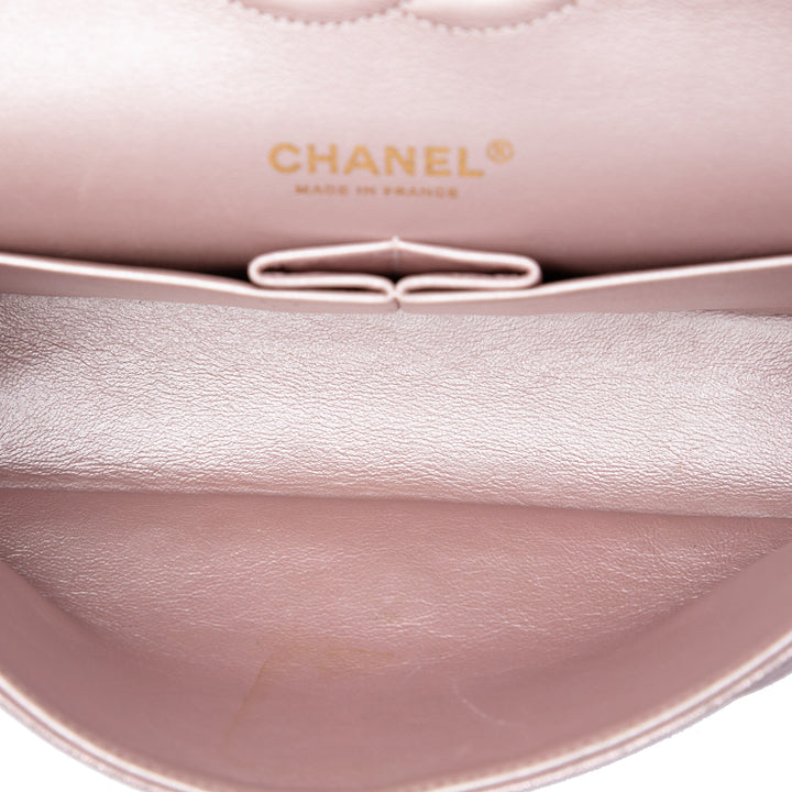 Chanel Classic Irisé Double rabat Moyen Cuir d'agneau Rose – vue 4 – GABY PARIS
