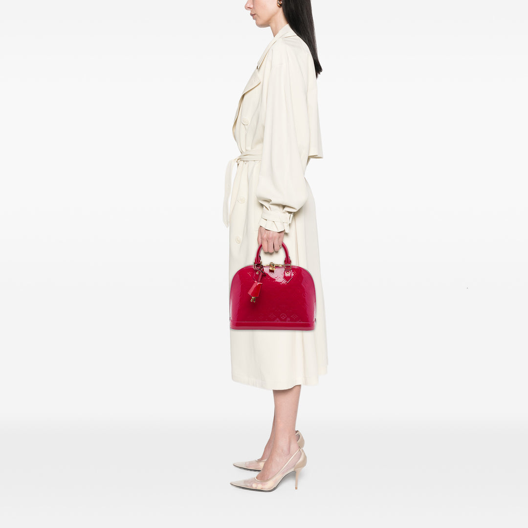 Louis Vuitton Alma PM Cuir verni Monogram Rose – vue 6 – GABY PARIS