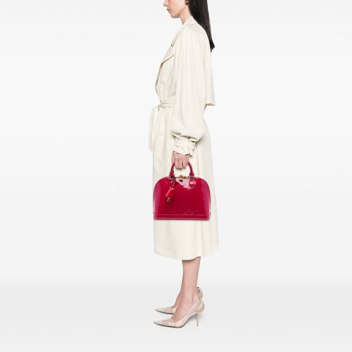Louis Vuitton Alma PM Cuir verni Monogram Rose – vue 6 – GABY PARIS