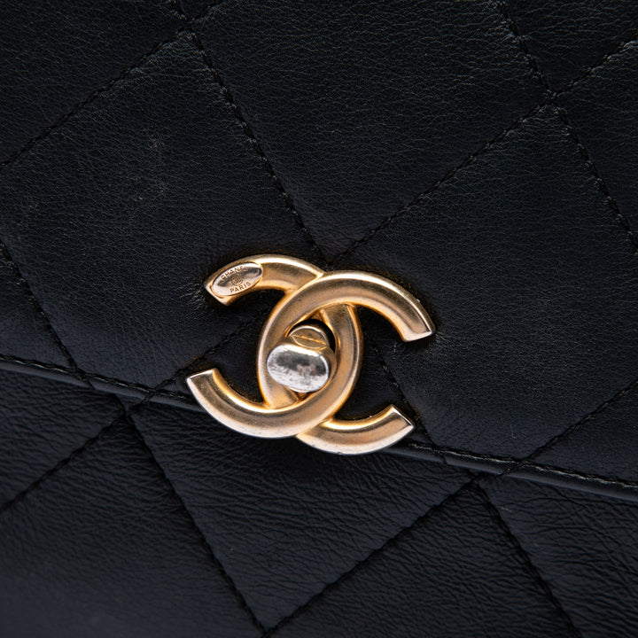 Chanel Matelassé Framing Chaîne à rabat Petit Cuir de veau Noir – vue 5 – GABY PARIS