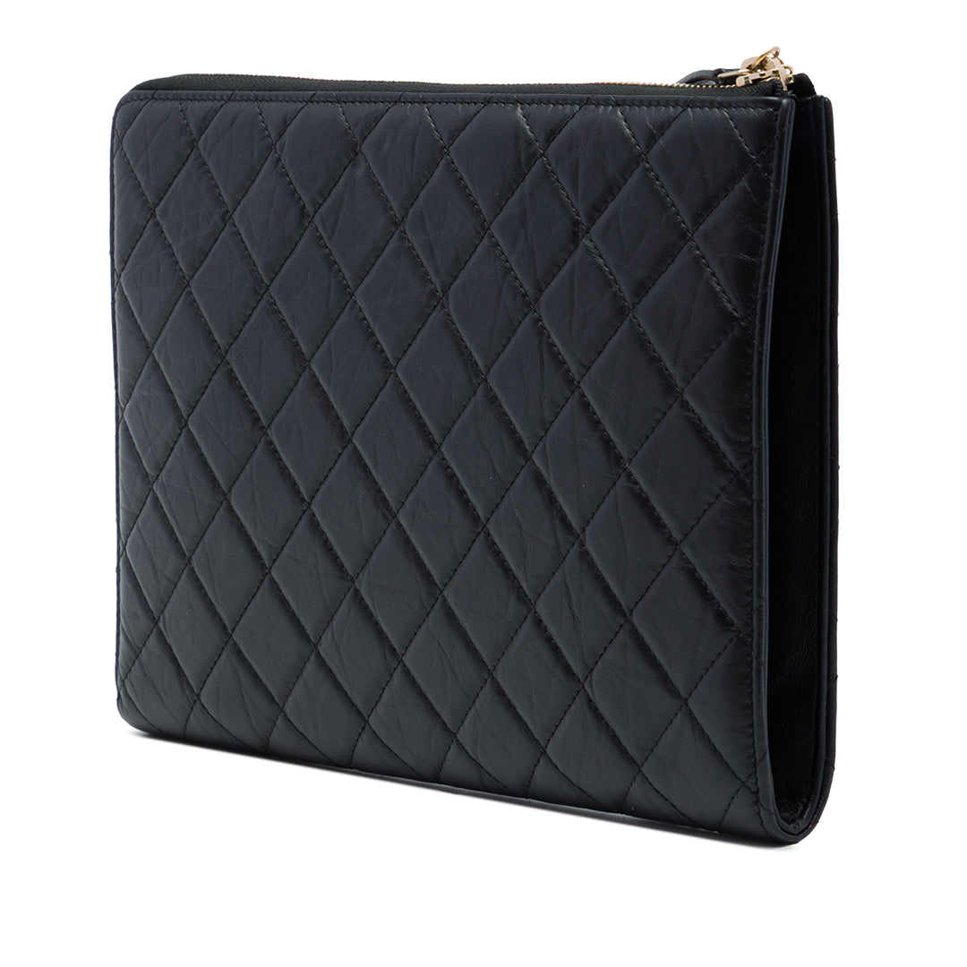 Chanel Pochette Matelassé vieilli Reissue 2.55 with Poignée Moyen Cuir de veau Noir – vue 2 – GABY PARIS