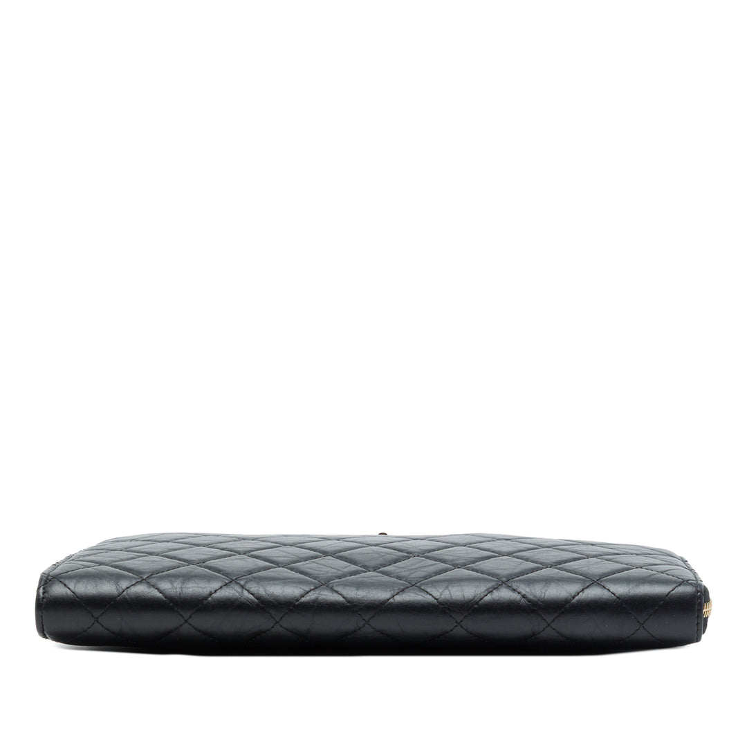 Chanel Pochette Matelassé vieilli Reissue 2.55 with Poignée Moyen Cuir de veau Noir – vue 3 – GABY PARIS