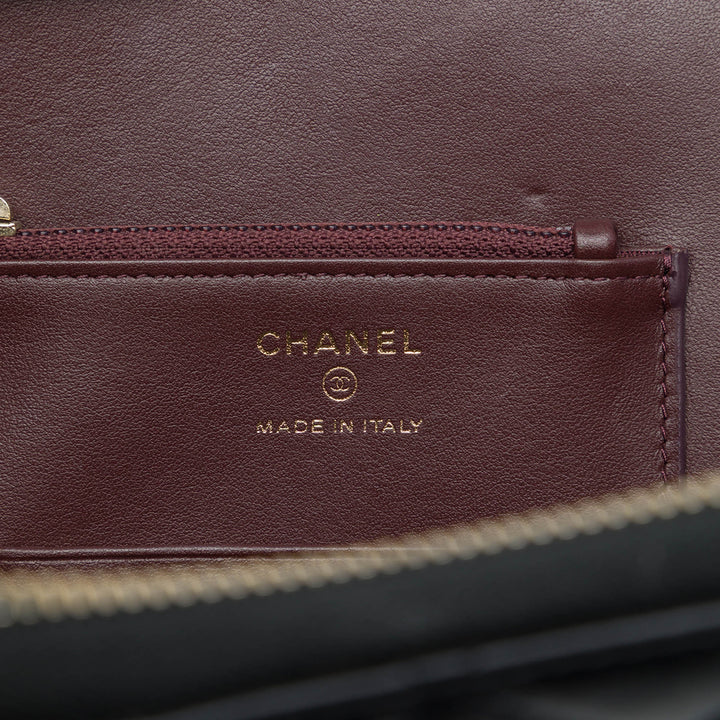 Chanel Pochette Matelassé vieilli Reissue 2.55 with Poignée Moyen Cuir de veau Noir – vue 5 – GABY PARIS