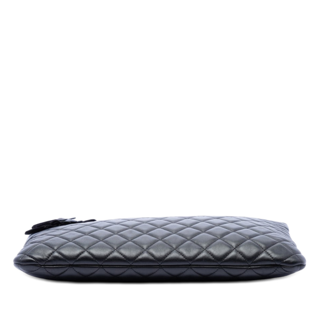 Chanel Large Matelassé Cuir d’agneau Camellia O Étui Pochette