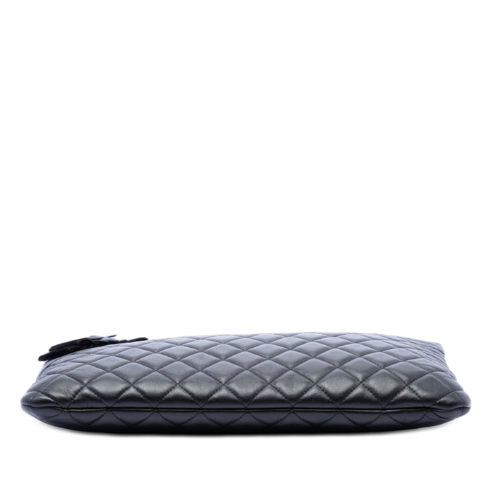 Chanel Large Matelassé Cuir d’agneau Camellia O Étui Pochette