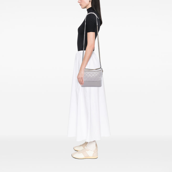 Chanel Matelassé vieilli Gabrielle Hobo Petit Cuir de veau Gris – vue 5 – GABY PARIS