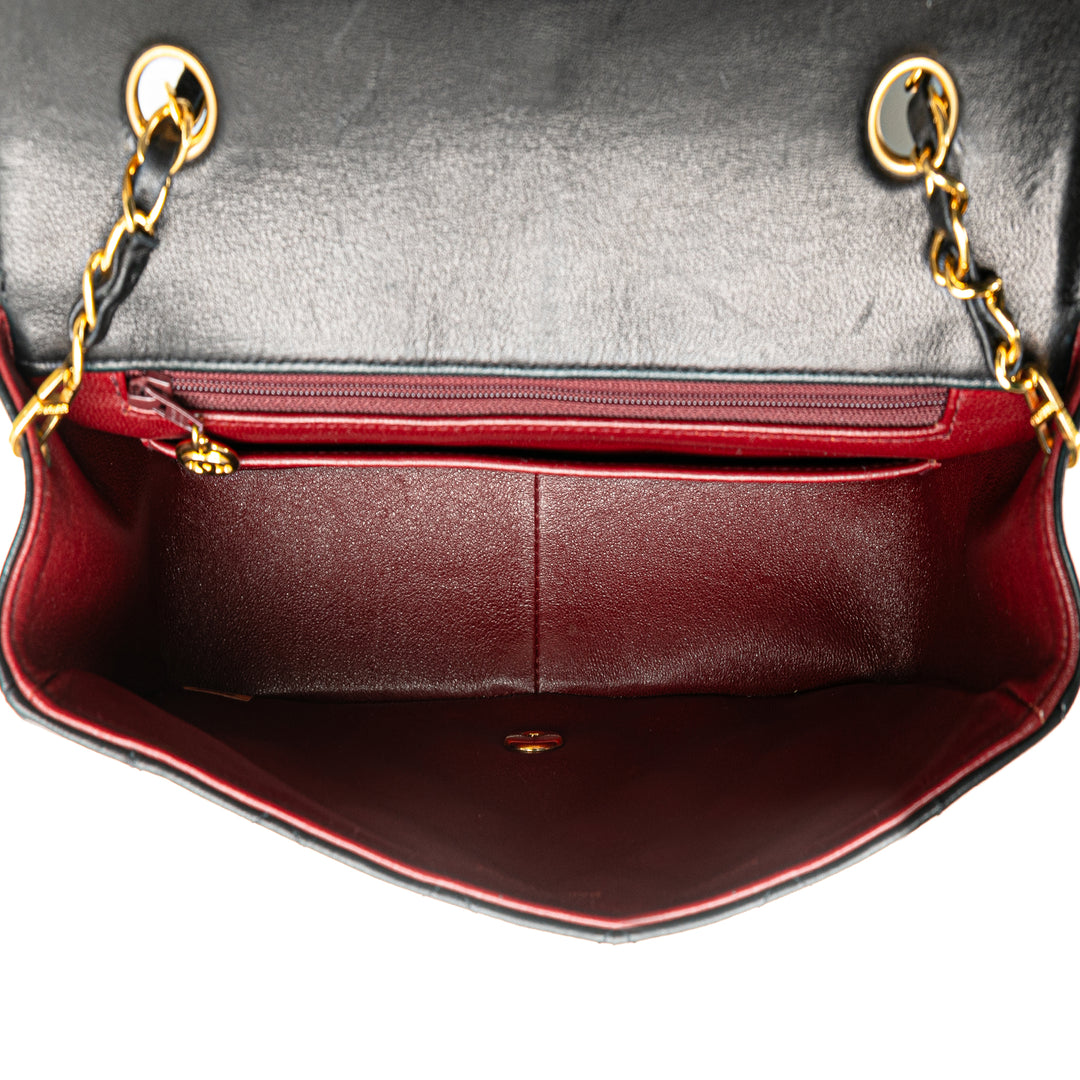 Chanel Medium Cuir d’agneau Diana à rabat