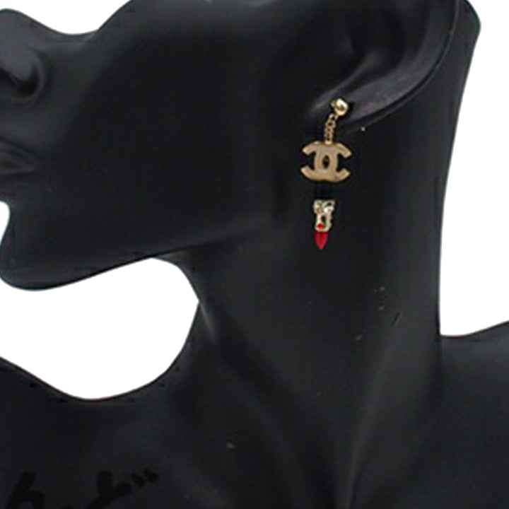 Chanel plaqué Resin et Rhinestone CC Lipstick pendantes fermoir poussette Boucles d’oreilles – GABY PARIS Authentique