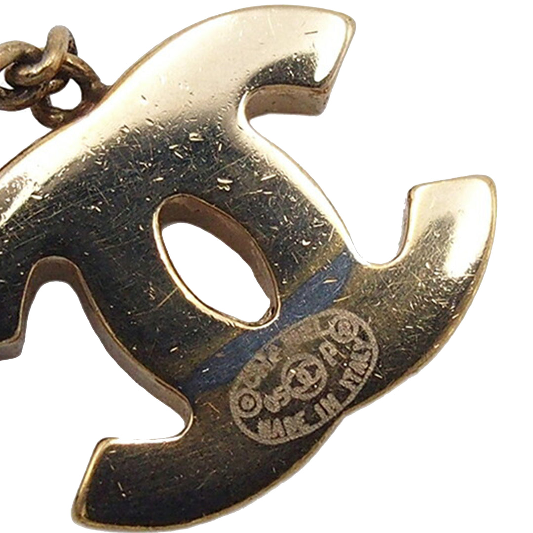 Chanel plaqué Resin et Rhinestone CC Lipstick pendantes fermoir poussette Boucles d’oreilles – GABY PARIS Authentique