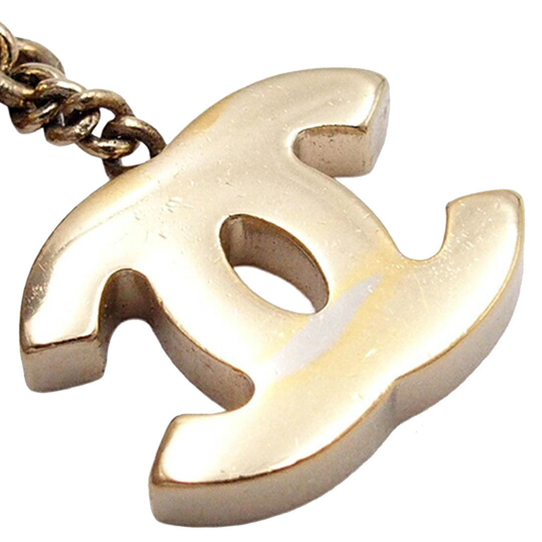 Chanel plaqué Resin et Rhinestone CC Lipstick pendantes fermoir poussette Boucles d’oreilles – GABY PARIS Authentique