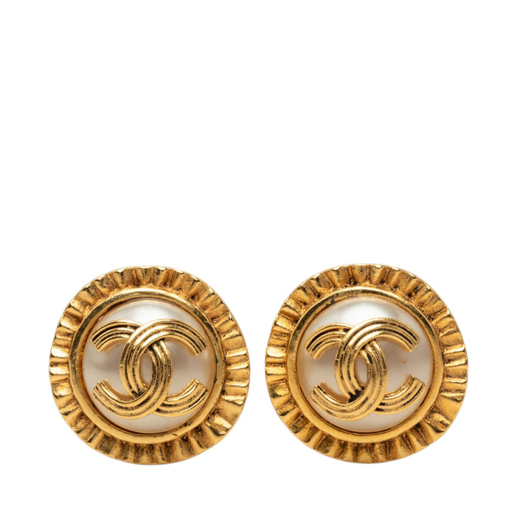 Chanel CC plaqué et Perles fantaisie Rond À clip Boucles d'oreilles Doré – vue principale – GABY PARIS