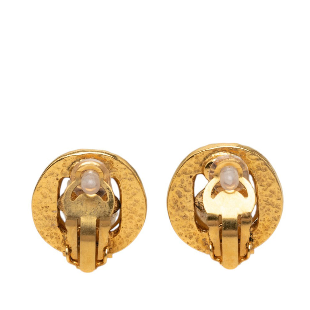 Chanel CC plaqué et Perles fantaisie Rond À clip Boucles d'oreilles Doré – vue 2 – GABY PARIS