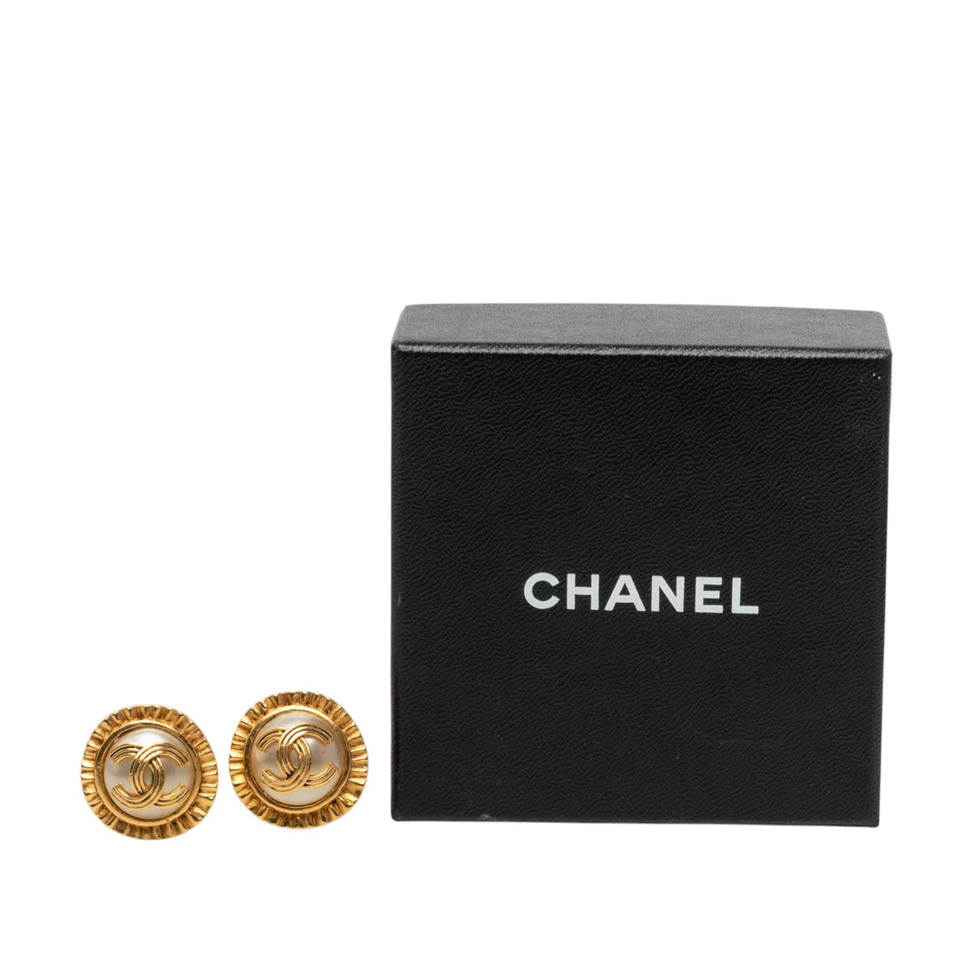 Chanel CC plaqué et Perles fantaisie Rond À clip Boucles d'oreilles Doré – vue 4 – GABY PARIS