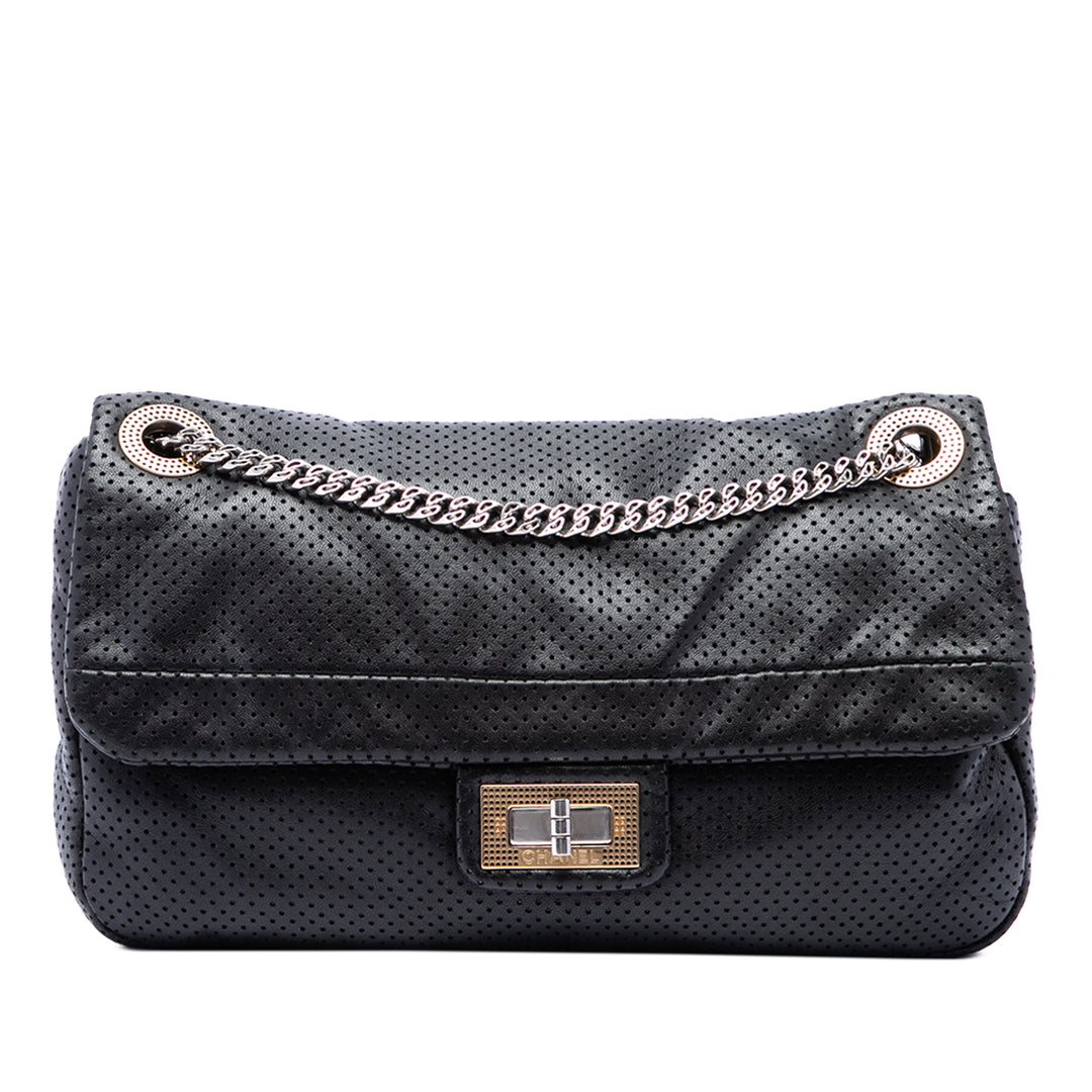 Chanel Sac porté épaule perforé Reissue 2.55 Drill à rabat Moyen Cuir de veau Noir – vue principale – GABY PARIS