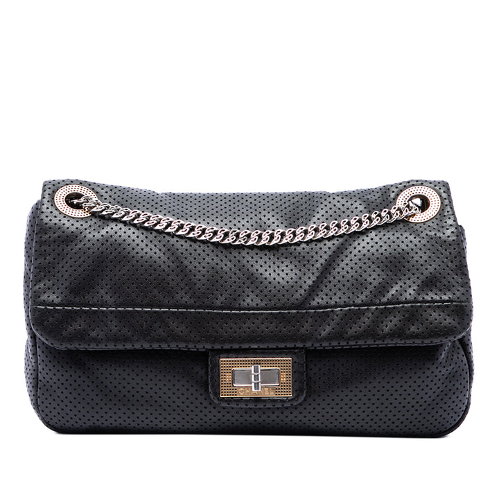 Chanel Sac porté épaule perforé Reissue 2.55 Drill à rabat Moyen Cuir de veau Noir – vue principale – GABY PARIS