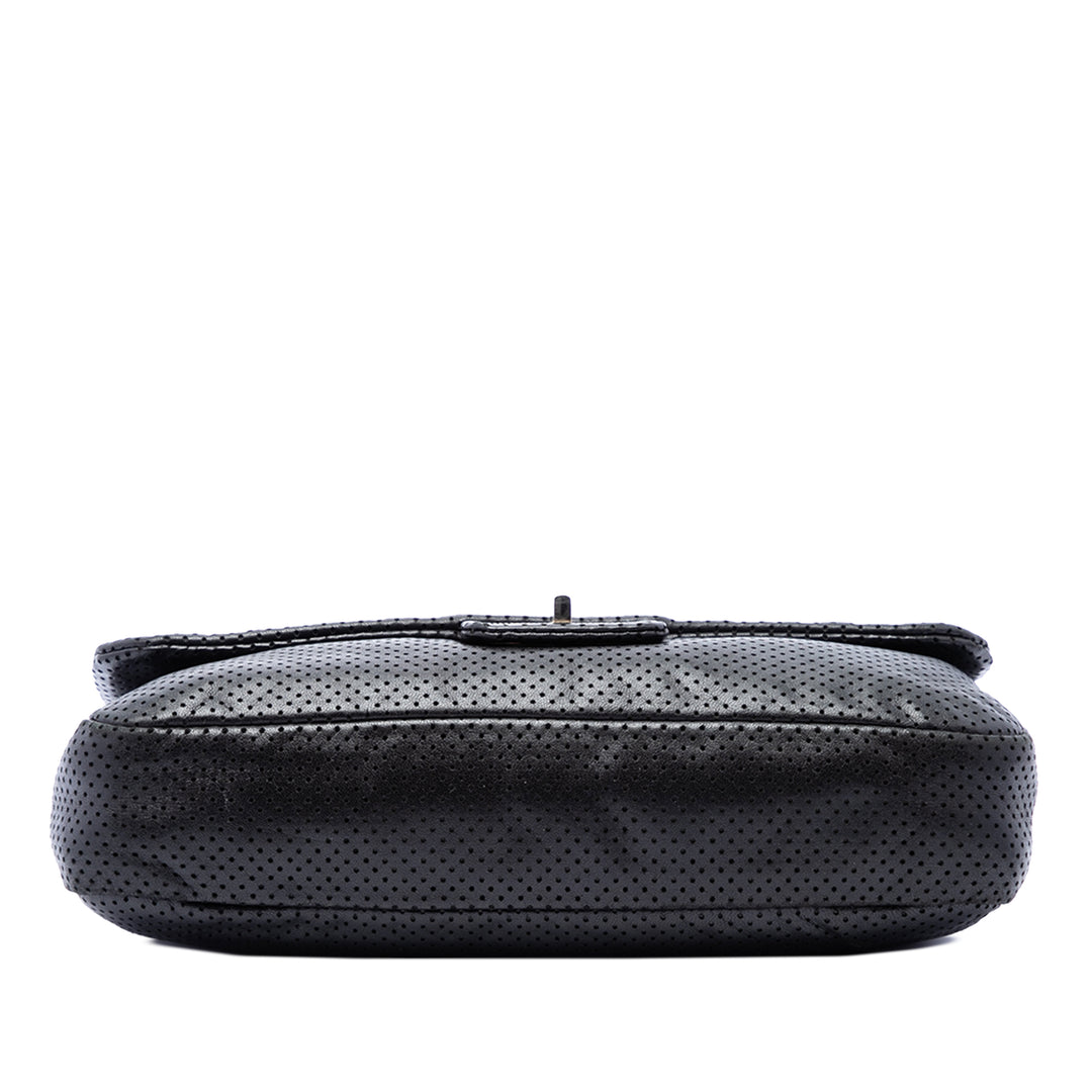 Chanel Sac porté épaule perforé Reissue 2.55 Drill à rabat Moyen Cuir de veau Noir – vue 3 – GABY PARIS