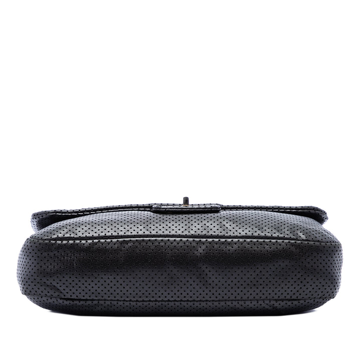 Chanel Sac porté épaule perforé Reissue 2.55 Drill à rabat Moyen Cuir de veau Noir – vue 3 – GABY PARIS