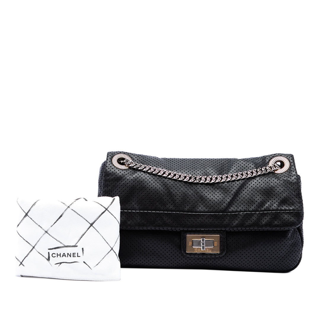 Chanel Sac porté épaule perforé Reissue 2.55 Drill à rabat Moyen Cuir de veau Noir – vue 7 – GABY PARIS