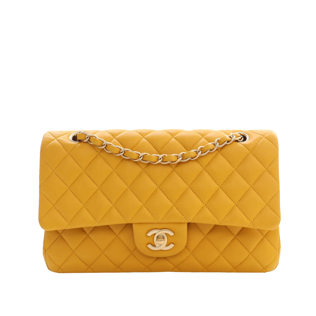 Chanel Classic Double rabat Moyen Cuir d'agneau Jaune – vue principale – GABY PARIS