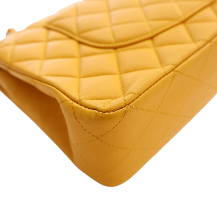 Chanel Classic Double rabat Moyen Cuir d'agneau Jaune – vue 10 – GABY PARIS