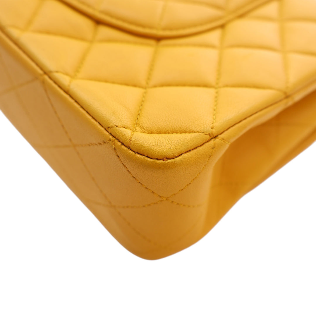 Chanel Classic Double rabat Moyen Cuir d'agneau Jaune – vue 11 – GABY PARIS