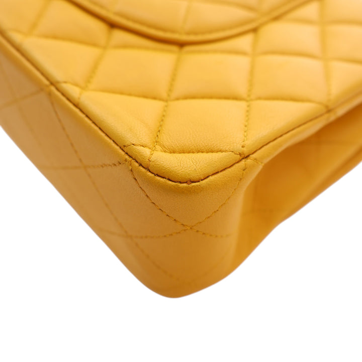 Chanel Classic Double rabat Moyen Cuir d'agneau Jaune – vue 11 – GABY PARIS
