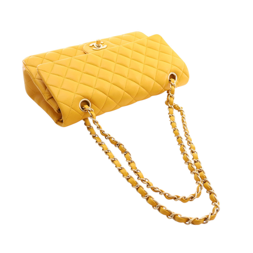 Chanel Classic Double rabat Moyen Cuir d'agneau Jaune – vue 12 – GABY PARIS