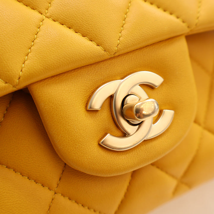 Chanel Classic Double rabat Moyen Cuir d'agneau Jaune – vue 4 – GABY PARIS