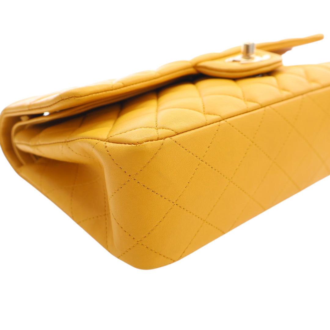 Chanel Classic Double rabat Moyen Cuir d'agneau Jaune – vue 8 – GABY PARIS