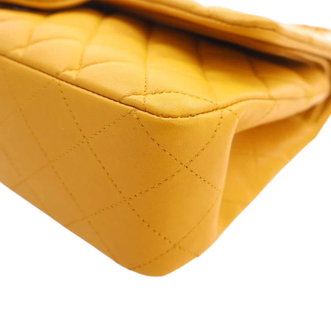 Chanel Classic Double rabat Moyen Cuir d'agneau Jaune – vue 9 – GABY PARIS