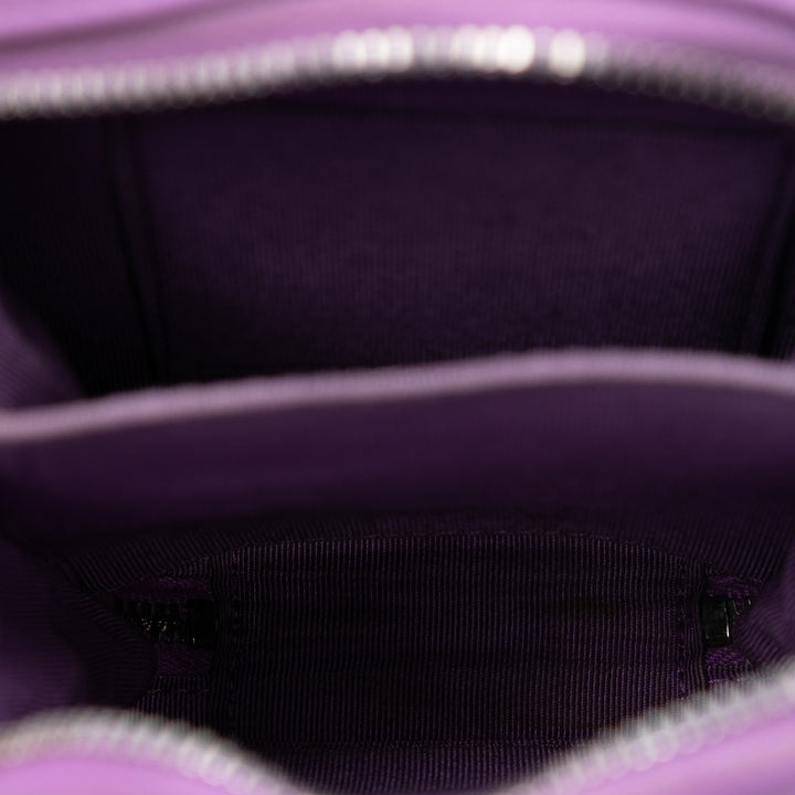 Chanel CC Matelassé Zippé Étui téléphone Cuir d'agneau Violet – vue 4 – GABY PARIS