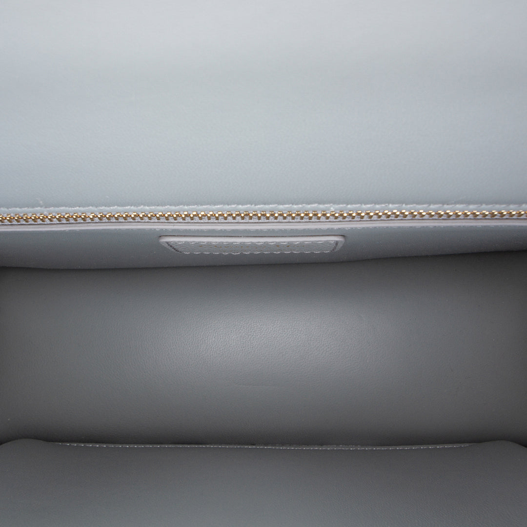 Dior grainé 30 Montaigne Chaîne à rabat Cuir de veau grainé Gris – vue 4 – GABY PARIS