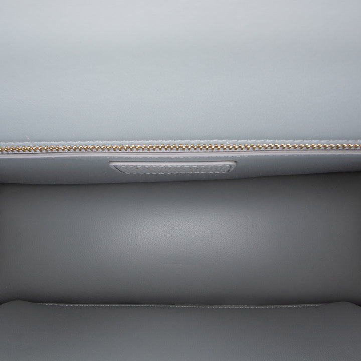 Dior grainé 30 Montaigne Chaîne à rabat Cuir de veau grainé Gris – vue 4 – GABY PARIS