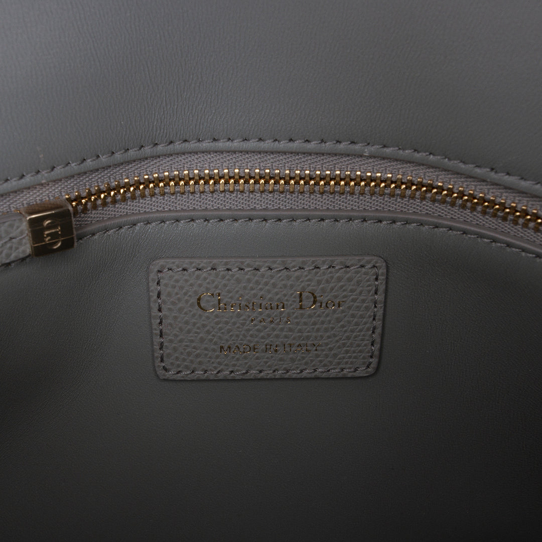 Dior grainé 30 Montaigne Chaîne à rabat Cuir de veau grainé Gris – vue 5 – GABY PARIS