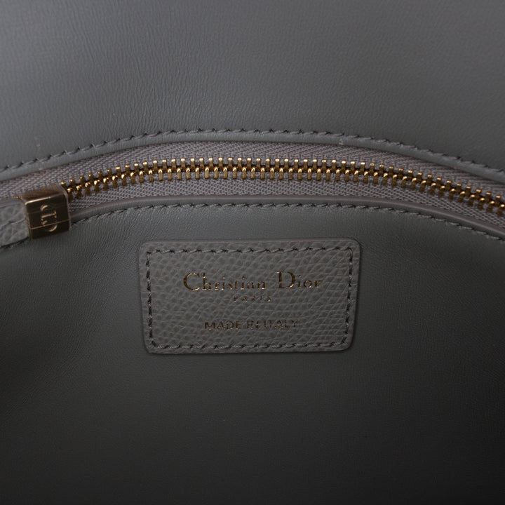 Dior grainé 30 Montaigne Chaîne à rabat Cuir de veau grainé Gris – vue 5 – GABY PARIS