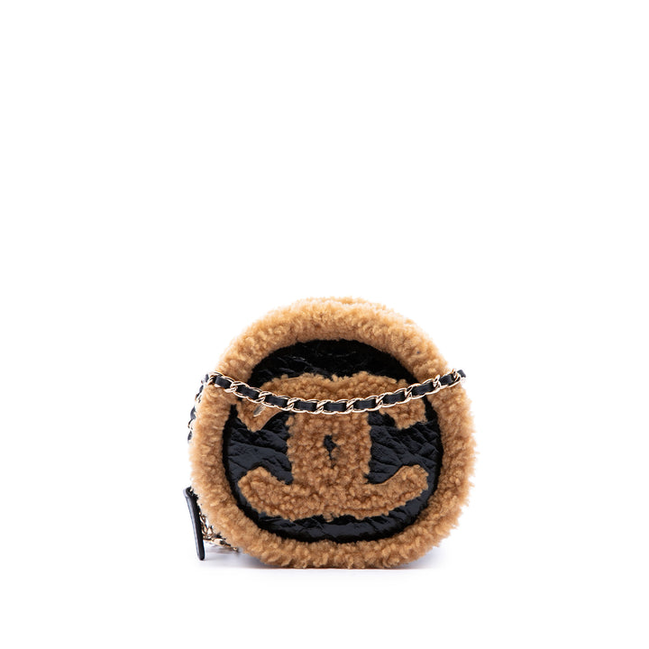 Chanel Shearling à finitions brillant Froissé Rond Pochette avec chaîne de mouton Noir – vue principale – GABY PARIS