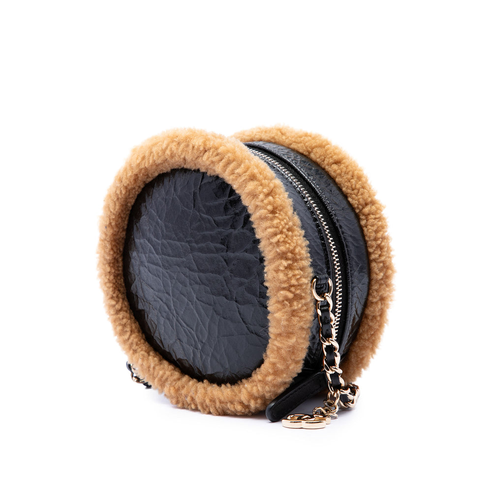 Chanel Shearling à finitions brillant Froissé Rond Pochette avec chaîne de mouton Noir – vue 2 – GABY PARIS